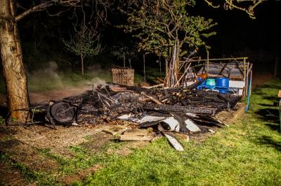 Ostfildern: Gartenhaus brennt vollstaendig ab